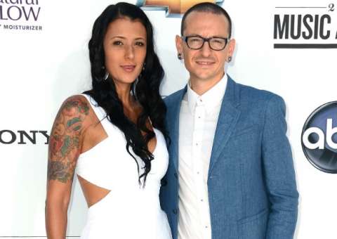 Viúva de Chester Bennington quebra silêncio após morte do cantor