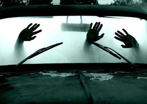 Polícia flagra casal fazendo sexo dentro de carro, eles tentam fugir e o pior acontece