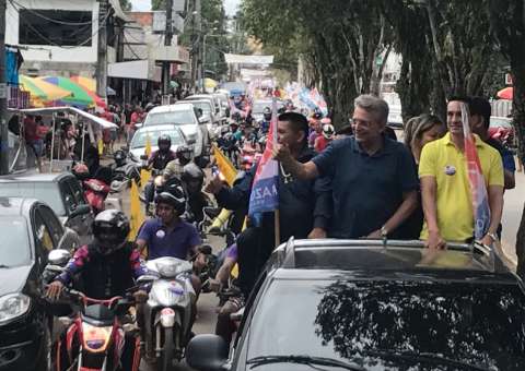Prefeito e vereadores petistas apoiam campanha de Amazonino