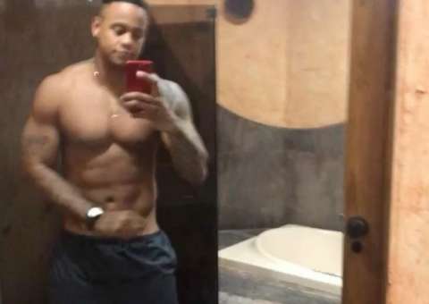 Em vídeo, Leo Santana faz dancinha e fãs 'piram' com algo que chama atenção