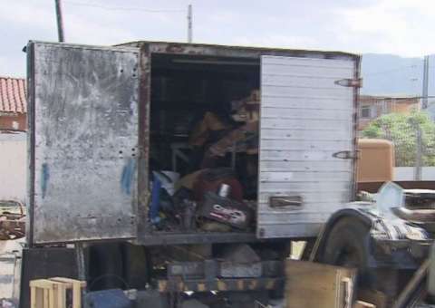 Para se vingar de agressões, mulher ateia fogo em caminhão do marido 