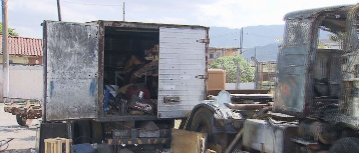 Para se vingar de agressões, mulher ateia fogo em caminhão do marido 