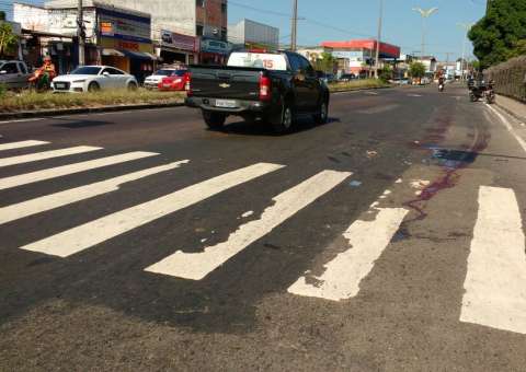 Motociclista de 24 anos morre após ser atingido por carro em avenida de Manaus