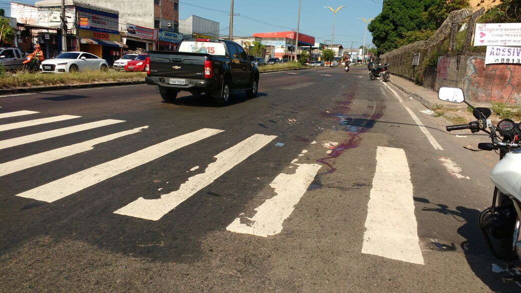 Motociclista de 24 anos morre após ser atingido por carro em avenida de Manaus