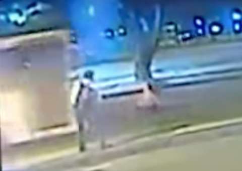 Vídeo mostra momento que estudante de Direito joga ex-namorada grávida contra ônibus