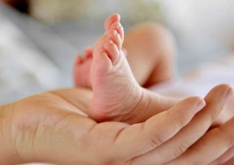 Jovem faz aborto em clínica e descobre que bebê foi vendido para outra família 