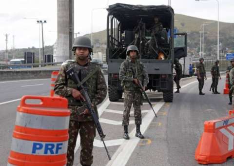  No segundo dia de operação, tropas federais voltam às ruas do Rio