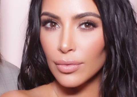    Aos 61, mãe de Kim Kardashian mostra corpão em foto de biquíni