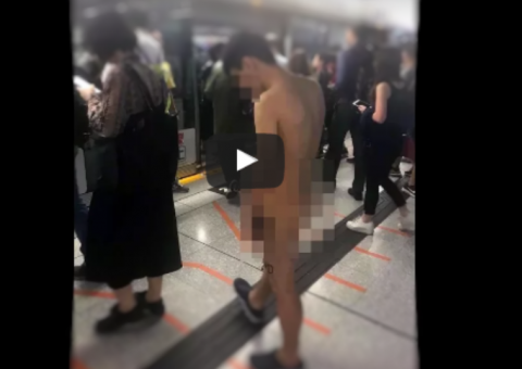 Pelado, homem invade transporte público e assusta passageiros