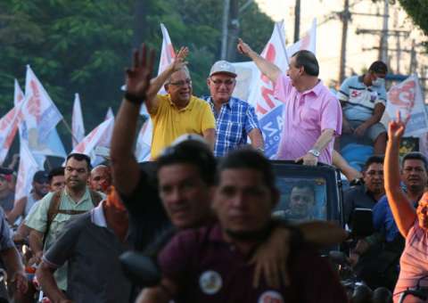  Em Itacoatiara, Amazonino garante que reerguerá o Estado em 12 meses