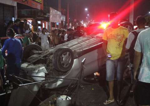 Motorista perde controle, atropela ‘churrasquinho’ e capota carro em Manaus