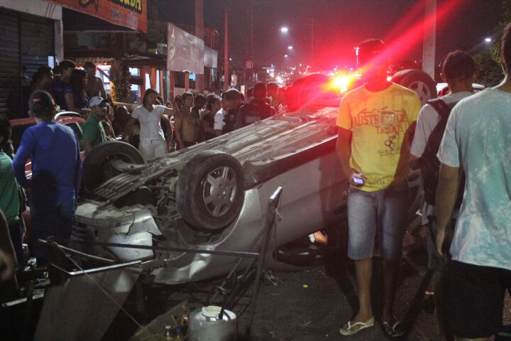 Motorista perde controle, atropela ‘churrasquinho’ e capota carro em Manaus