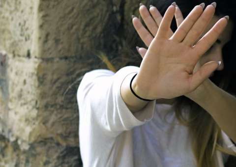 Pai é suspeito de engravidar própria filha após sofrer constante abuso