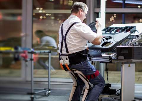 Empresa cria uma 'cadeira vestível' para você sentar onde estiver