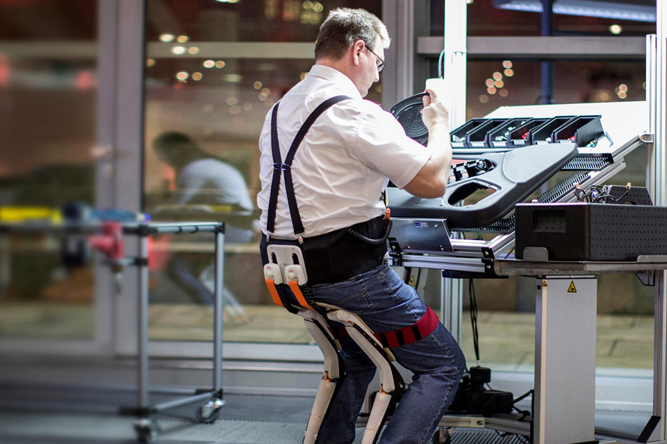 Empresa cria uma 'cadeira vestível' para você sentar onde estiver