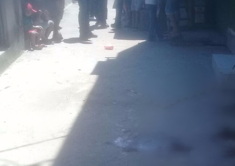 Em possível acerto de contas, homem é assassinado com tiros e facadas em Manaus