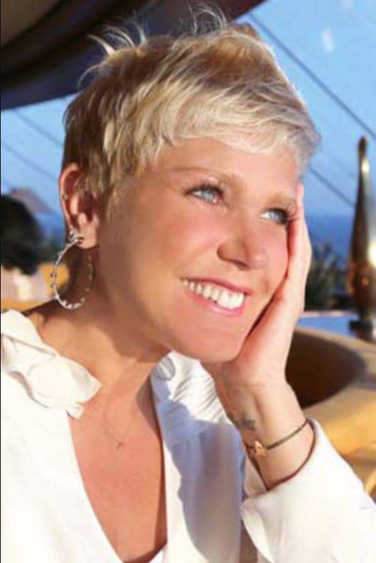  Xuxa mostra namorado de cueca com 'volume' à mostra e faz insinuação