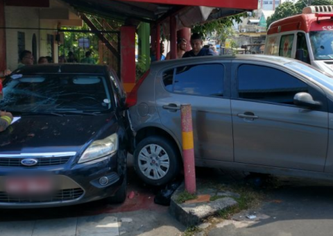 Colisão entre três veículos deixa motorista ferida em Manaus