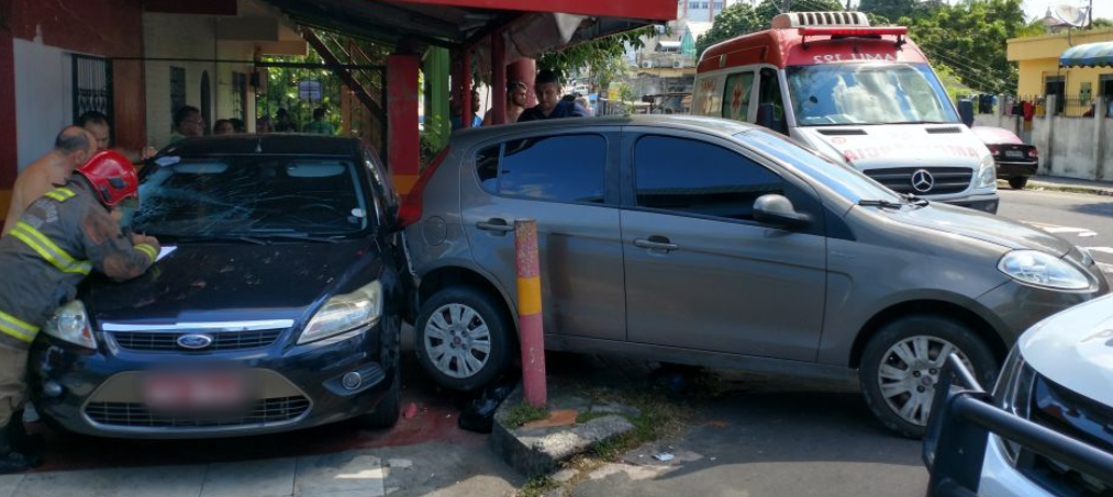 Colisão entre três veículos deixa motorista ferida em Manaus