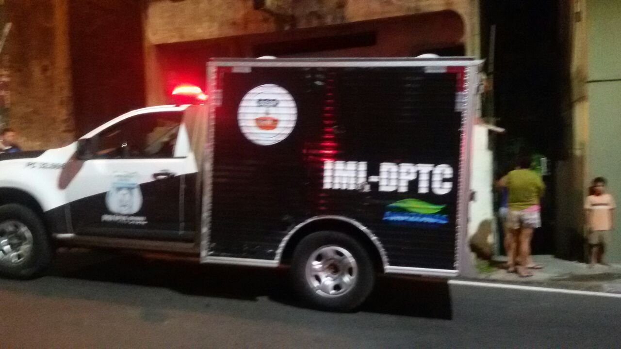 Homem é assassinado com vários tiros por motoqueiro em Manaus