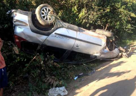 Carro sai da pista, capota várias vezes em rodovia no AM