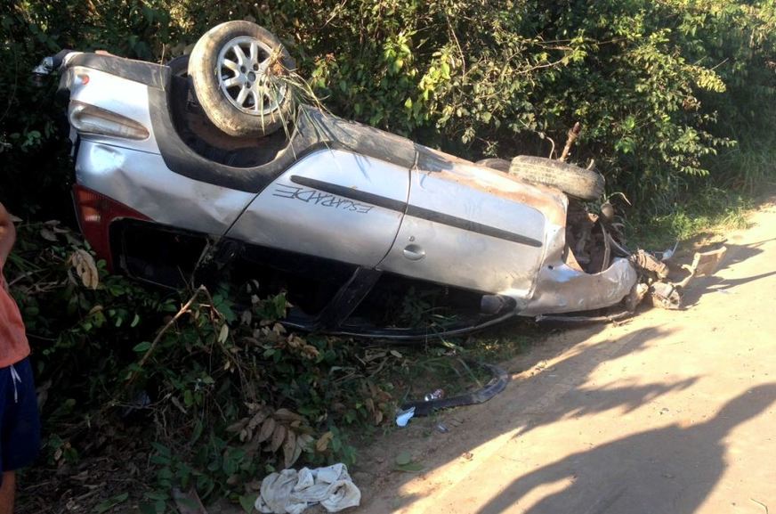 Carro sai da pista, capota várias vezes em rodovia no AM
