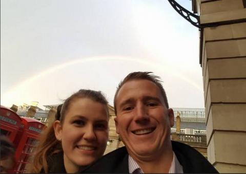 Traída envia 'fotos proibidas' da amante do namorado para trabalho da rival