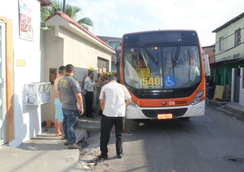 Idosa morre ao ser atropelada por ônibus em Manaus