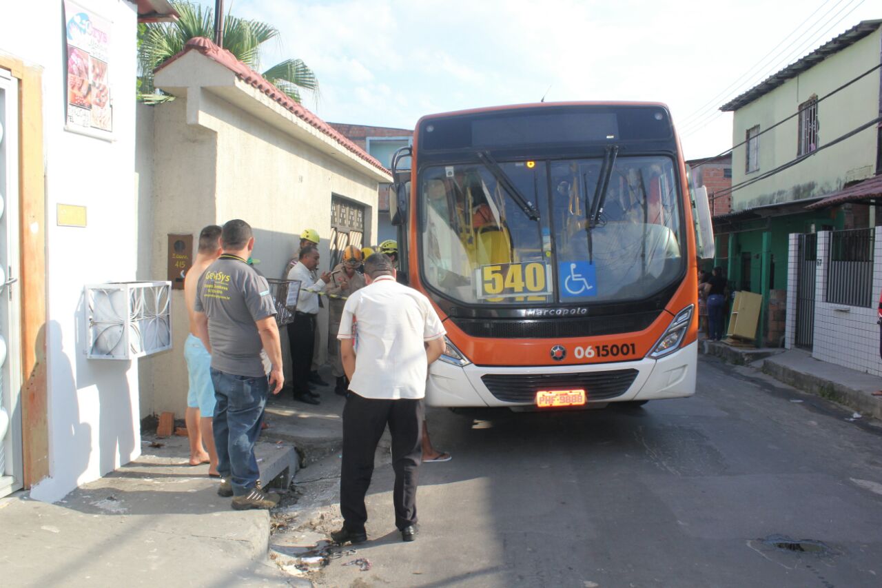 Idosa morre ao ser atropelada por ônibus em Manaus