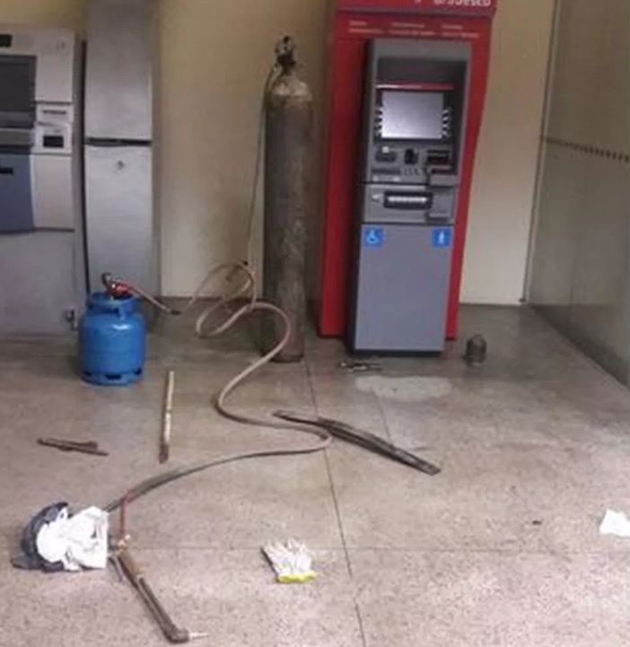 Em Manaus, assaltantes tentam arrombar caixa eletrônico no prédio da Semef