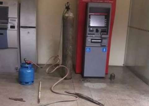 Em Manaus, assaltantes tentam arrombar caixa eletrônico no prédio da Semef