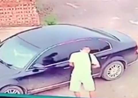 Ladrão tenta roubar carro e encontra casal fazendo sexo.Vídeo 