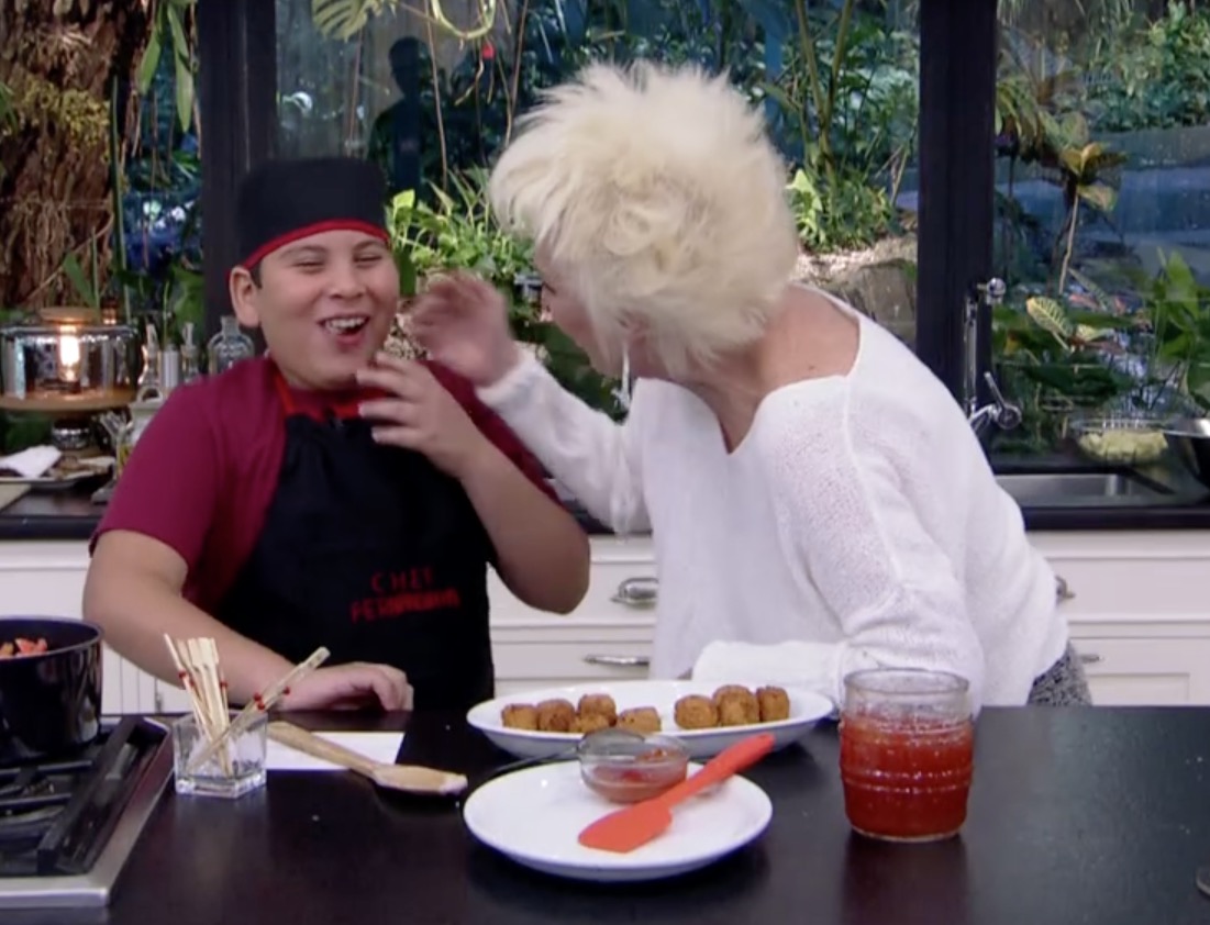 Ana Maria Braga dá bolinho quente para criança ao vivo e gafe bomba na web