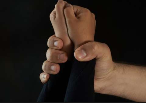 Médico descobre estupro de criança de 8 anos após fazer necrópsia 