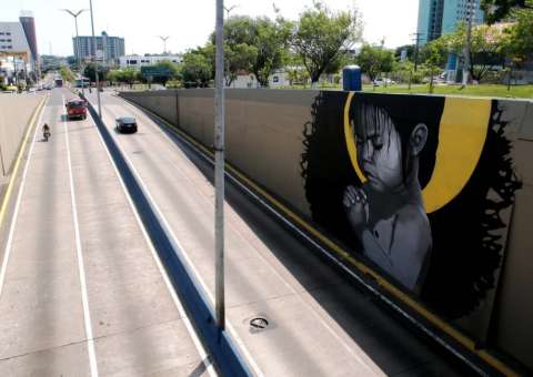 Pinturas retratam raízes amazônicas e dão vida às estruturas urbanas de Manaus
