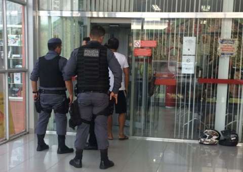 Disfarçado de vendedor de salgado, homem rouba R$ 400 mil de empresário em Manaus
