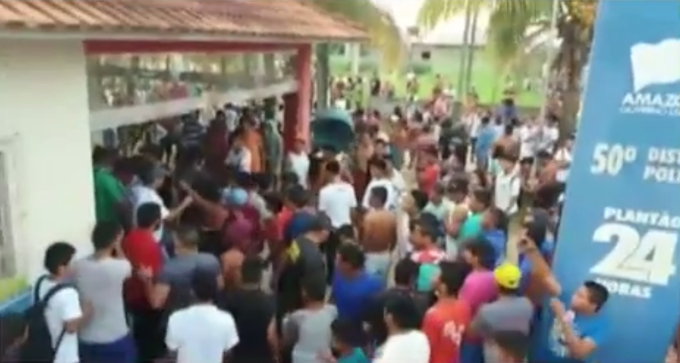 Populares destroem delegacia tentando matar suspeitos de homicídio no AM