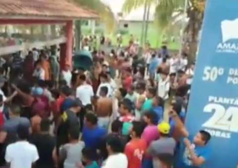 Populares destroem delegacia tentando matar suspeitos de homicídio no AM