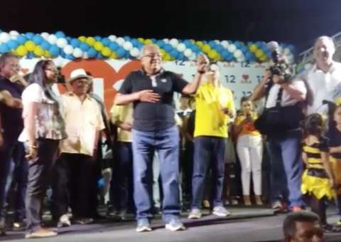 Em comício Amazonino cai na dança e leva multidão ao delírio