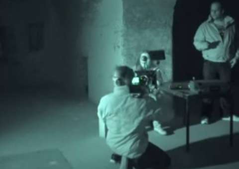 Vídeo: Cinegrafista é atacado por suposto espírito e descobre marcas nas costas 