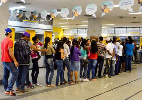 Justiça determina multa de $R10 mil para bancos que descumprirem 'Lei das Filas' no AM