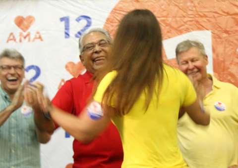 Primeira dama de Manaus não resiste e se rende à dança do Amazonino