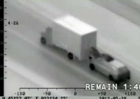 Criminosos são flagrados tentando roubar iPhones de caminhão em alta velocidade