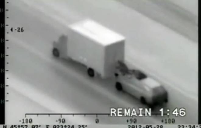 Criminosos são flagrados tentando roubar iPhones de caminhão em alta velocidade