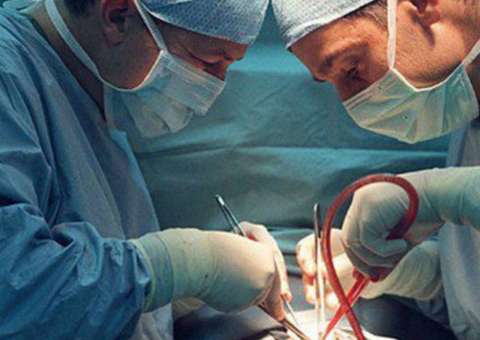 Homem faz cirurgia para aumentar pênis e o pior acontece