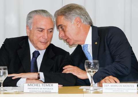 Com quase metade da Câmara indecisa, Temer faz ofensiva na véspera da votação