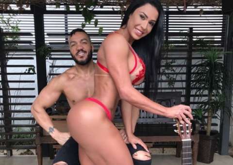 De lingerie, Gracyanne Barbosa posta foto sensual com Belo: “intenso e profundo”