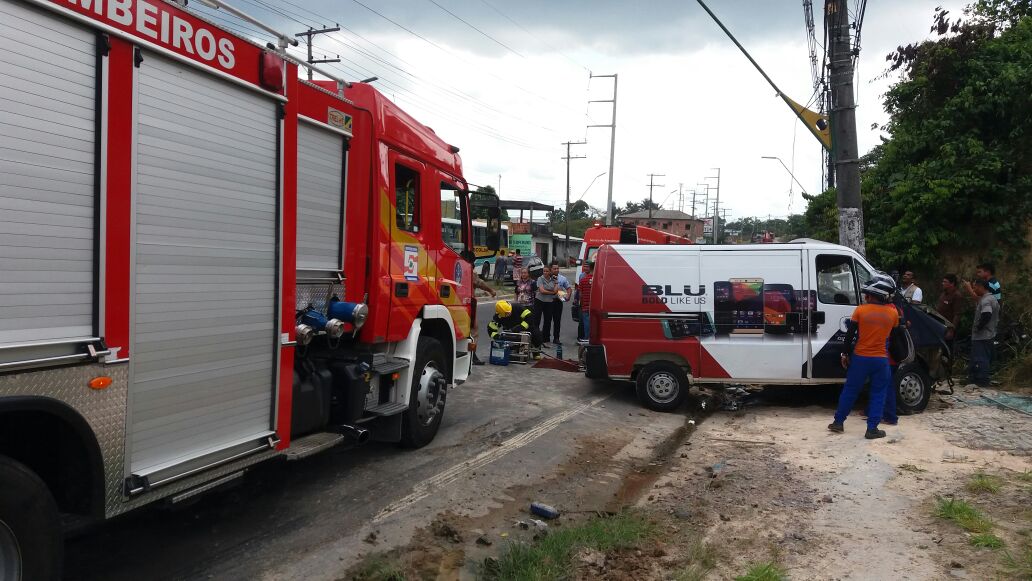 Em Manaus, carro colide com poste e motorista fica preso nas ferragens