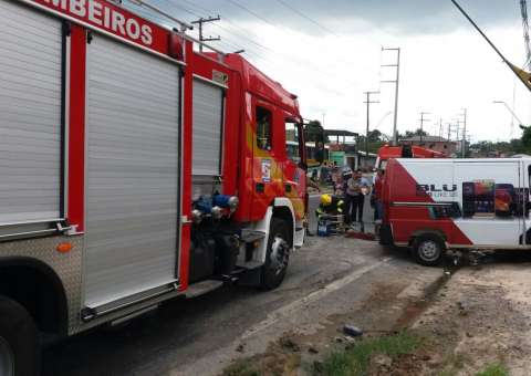 Em Manaus, carro colide com poste e motorista fica preso nas ferragens