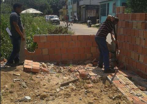 Ação preventiva impede ocupação irregular às margens de igarapé em Manaus 